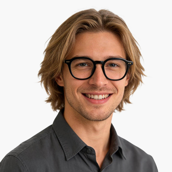 The Eydology Quentin black transparent frames highlight a minimalist aesthetic, suiting all with understated modern grace.