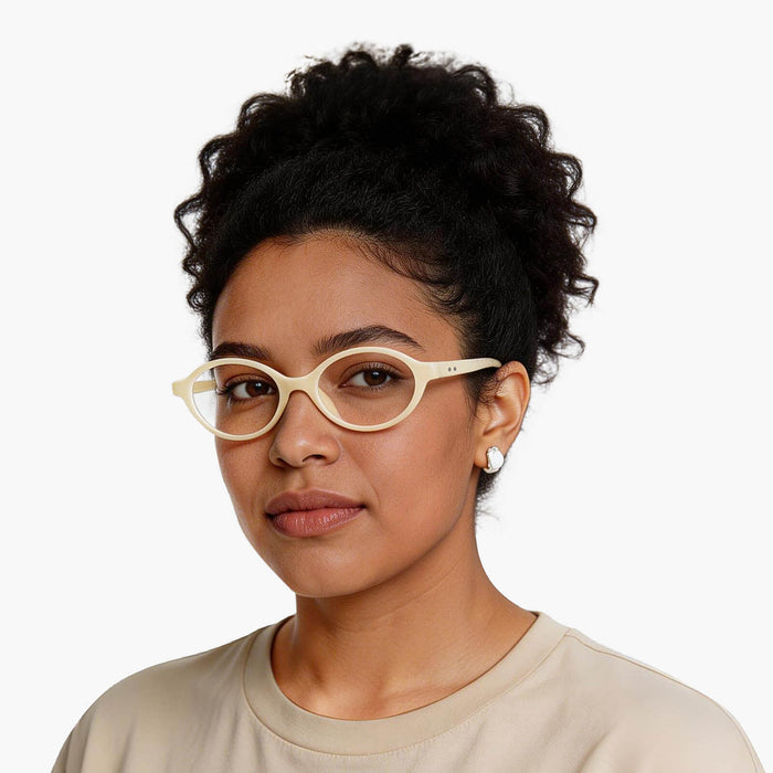 The Eydology Gage series of transparent maple frames accentuate a woman's sharp temperament.