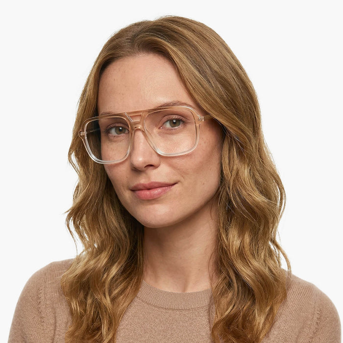 The Eydology Berkley series of gradient light brown aviator frames accentuate a woman's warm gentle elegance.