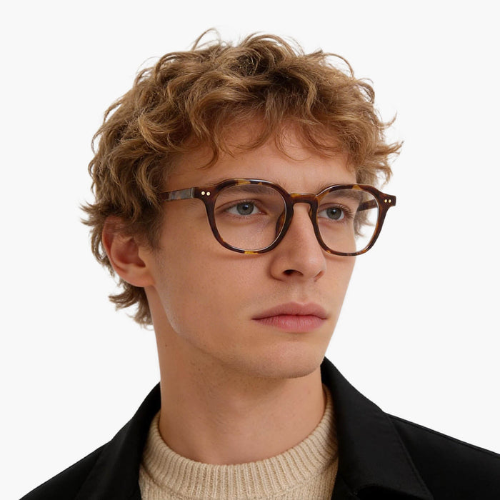 The Eydology Quentin series in tortoise delivers versatile square styling, bringing balanced elegance to every wearer.