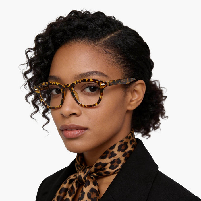 The Eydology Crystal series tortoise-colored square frames accentuate a woman's fashion sense and wildness.